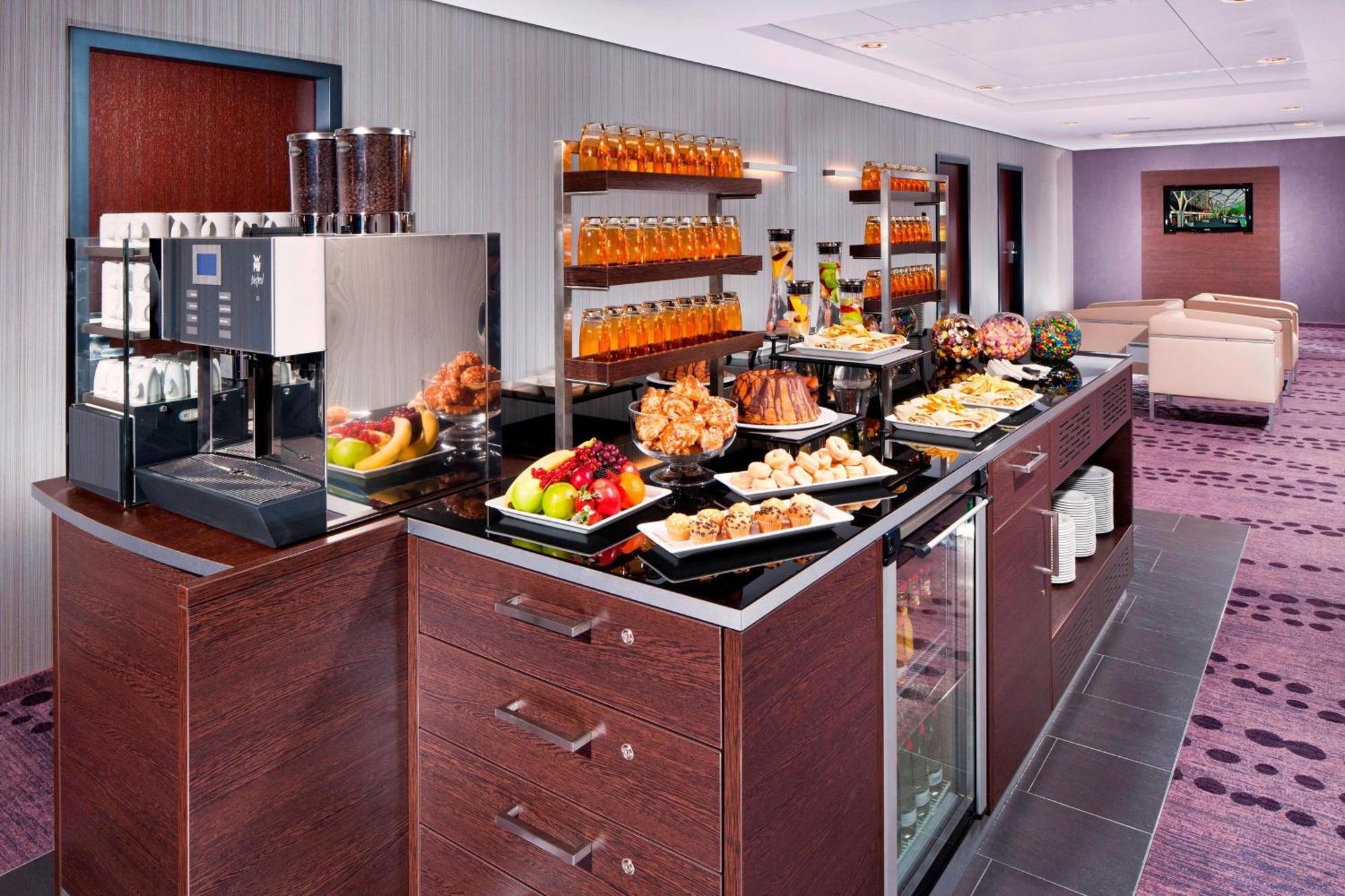 פרנקפורט Frankfurt Marriott Hotel מסעדה תמונה The buffet at the lounge